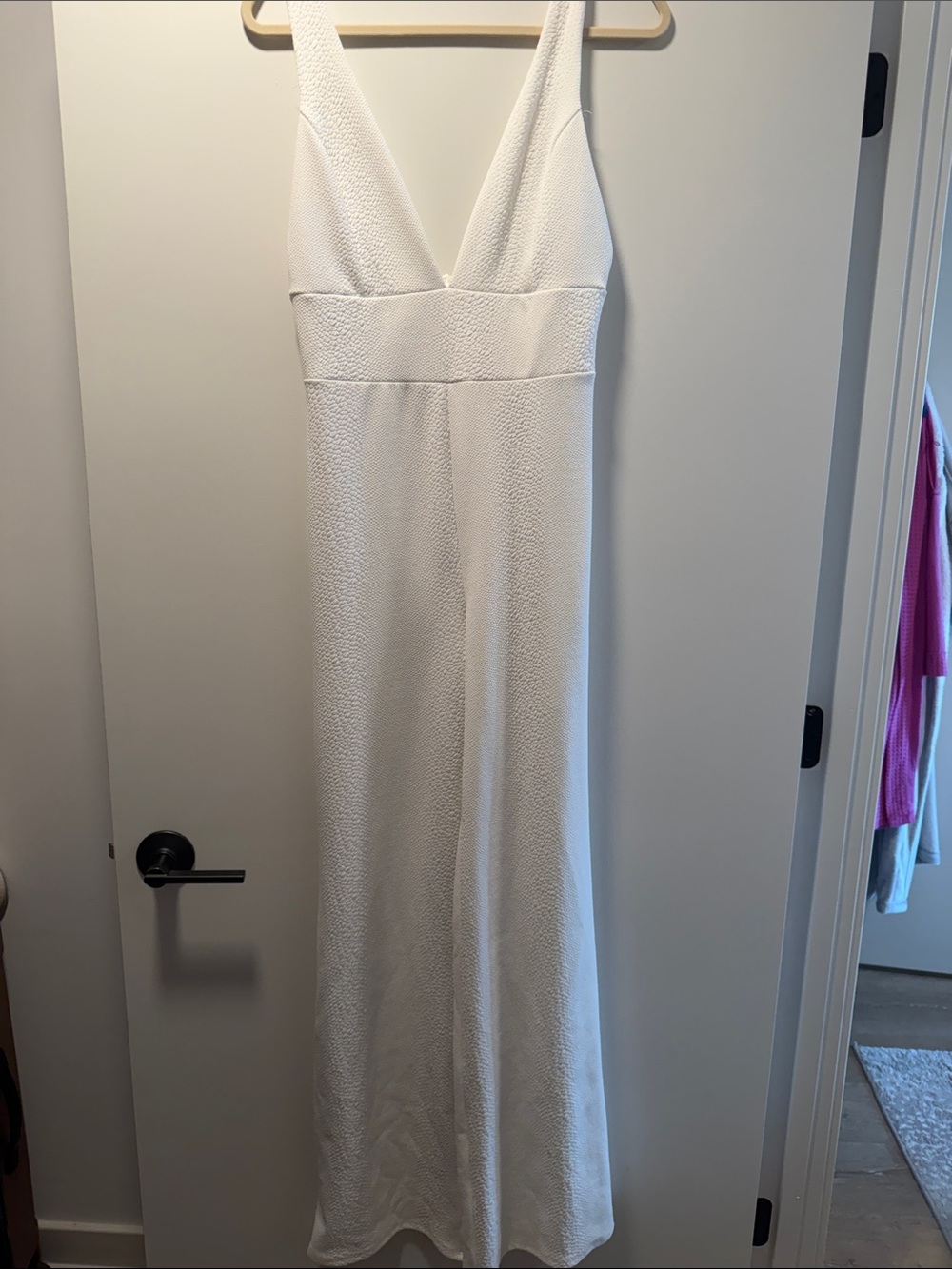 Elegant White V-Neck Maxi Dress - Sleeveless